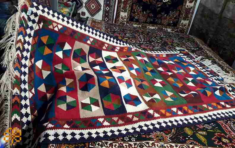 گلیم طرح هندسی ساده با نقش های متقارن و ظاهری چشم نواز
